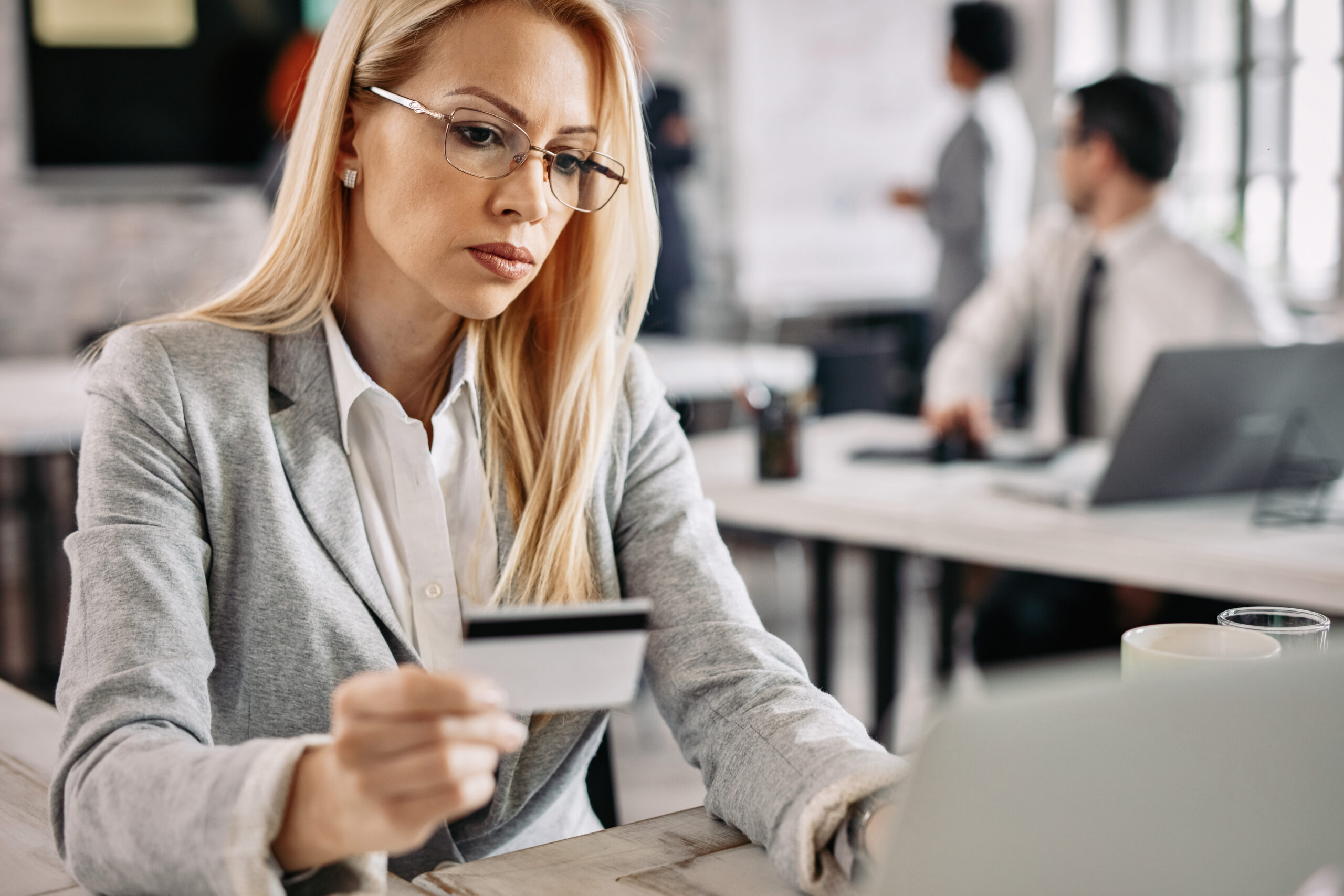 Blog businesswoman holding credit card while using laptop and e banki